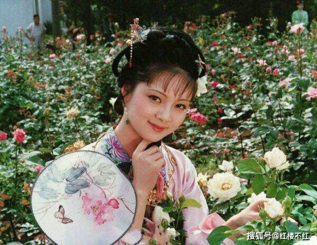 薛宝钗进宫待选,为何以失败告终?不是落选,而是薛家主动放弃