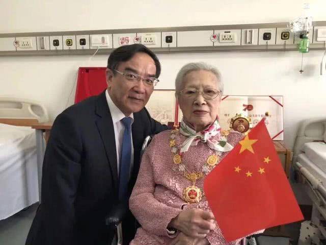 98岁秦怡老师魅力不减当年,莹白发丝和素雅长裙依然精神抖擞,网友:佩服
