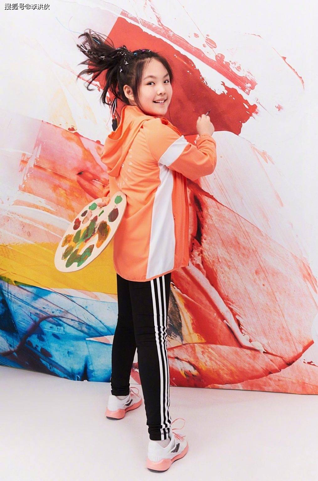 李湘一家人现身机场,整整齐齐都是胖胖的,王诗龄2万元背包抢镜