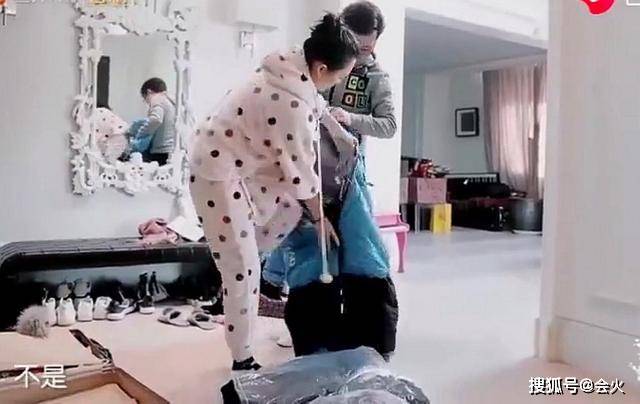 章子怡晒女儿跳舞,意外曝光豪宅院园林景观,院子大到能跑圈?