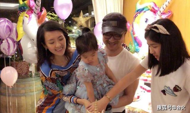 章子怡晒女儿跳舞,意外曝光豪宅院园林景观,院子大到能跑圈?