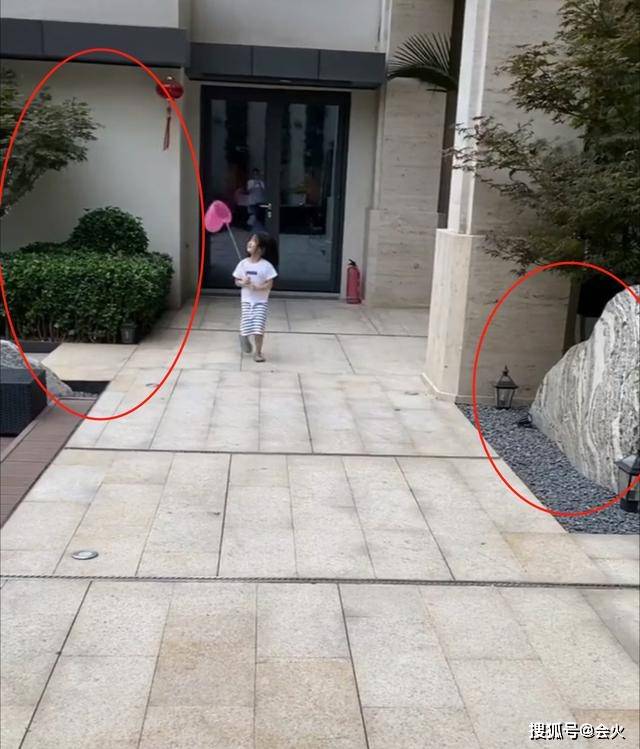章子怡晒女儿跳舞,意外曝光豪宅院园林景观,院子大到能跑圈?
