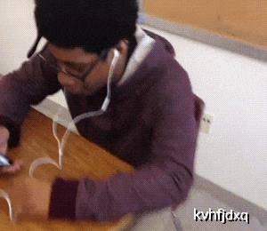 爆笑GIF:天天就知道玩手机, 不给你弄坏不死心