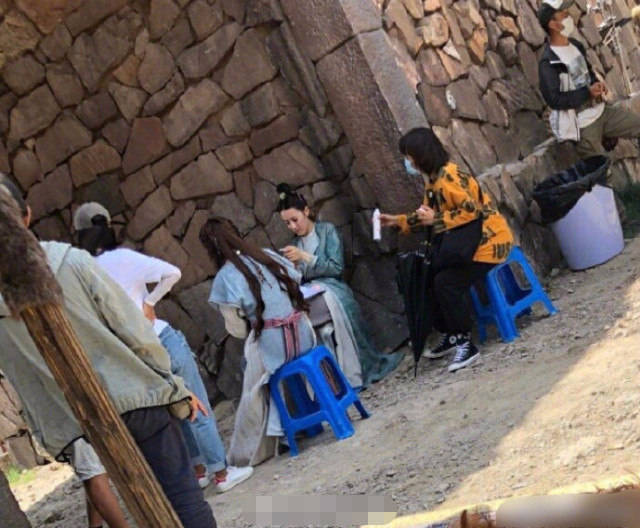 热巴《长歌行》路透曝光,女扮男装坐姿随意,发型显脸长男相十足
