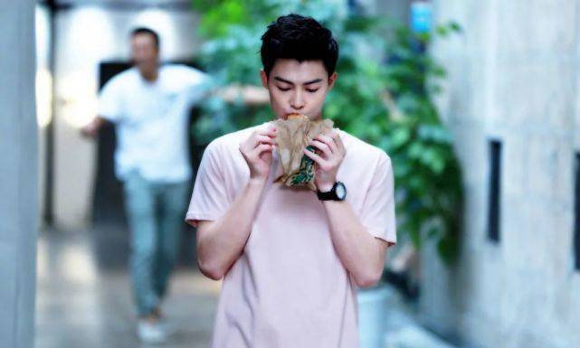 手把手教新欢撕旧爱,两个女星的战争背后,藏着一位绝世心机渣男!