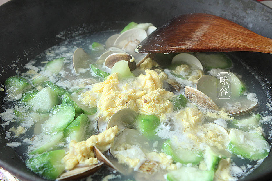 丝瓜和这海鲜是绝配,汤鲜味美不油腻,解渴又解暑,全家都适合