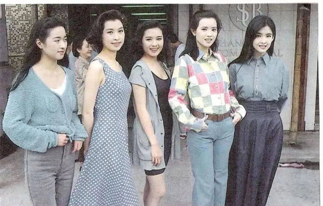 《大话西游》25年过去,莫文蔚成立厂牌登春晚,朱茵跑去演恐怖片
