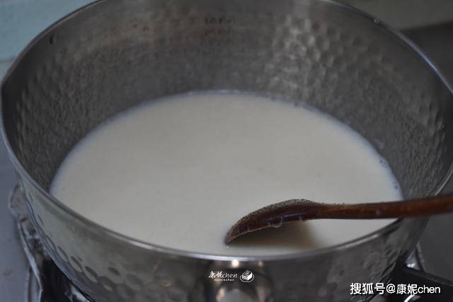 天气热,牛奶和芒果这做法火了,5分钟就做好,大人小孩都爱吃