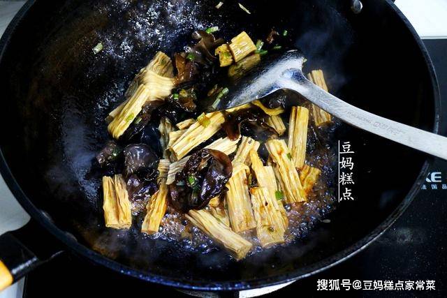 7月,黄瓜别只会凉拌,加这2样一起炒,鲜美爽口,比肉香