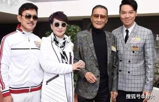 狄波拉风采不减,打扮少女与小11岁丈夫逛商场,对嘴亲吻太腻歪!