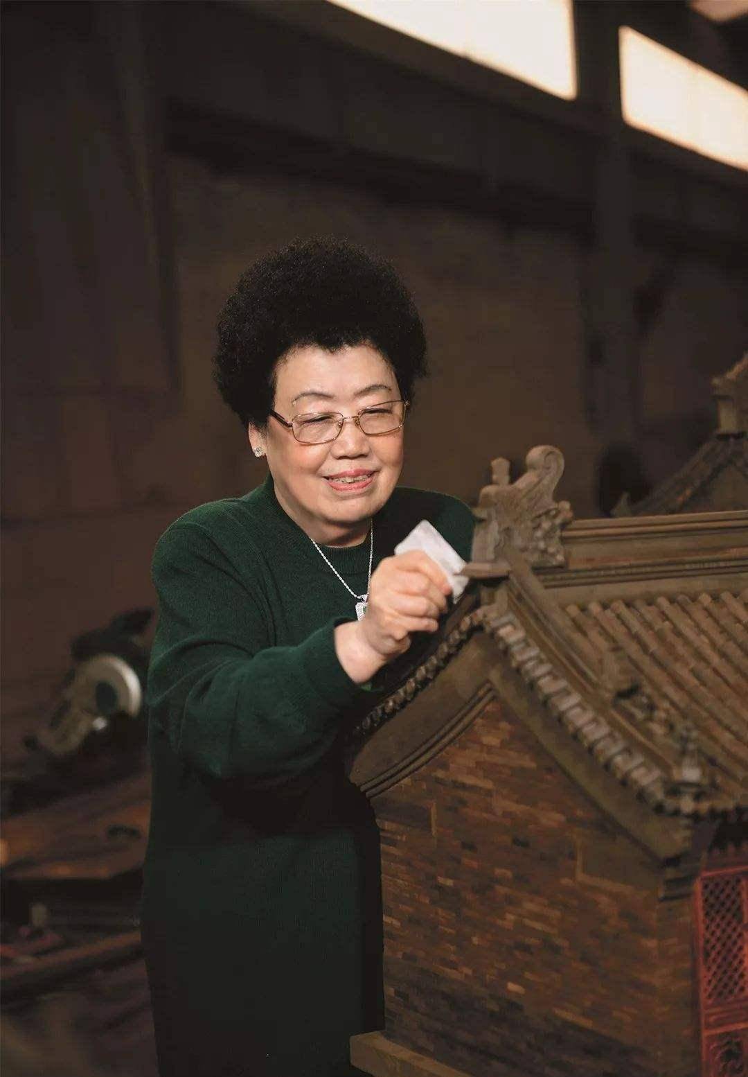 百亿富婆与“唐僧”迟重瑞:30年相伴换百亿财产,家规让人生畏?