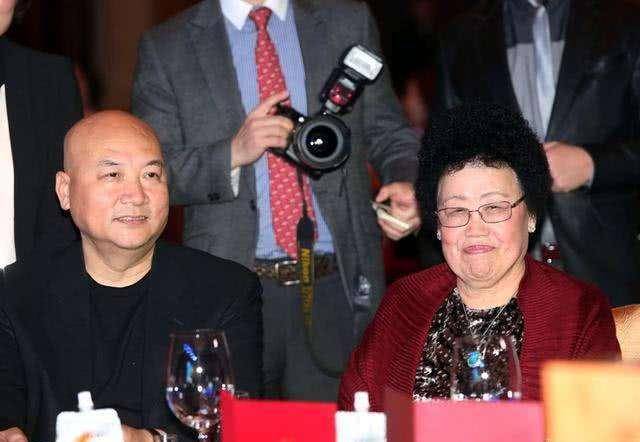 百亿富婆与“唐僧”迟重瑞:30年相伴换百亿财产,家规让人生畏?