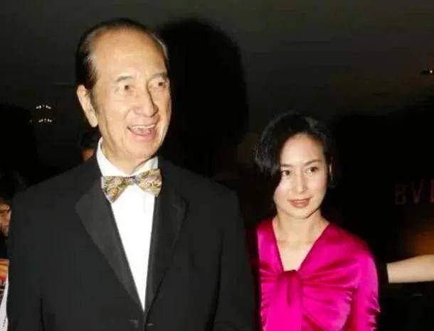 成龙出席赌王丧礼,传二人力追利智,港姐现身曾被四太赞理想儿媳