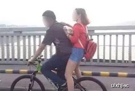 搞笑趣图:女同事新换的发型,看的我密集症犯了