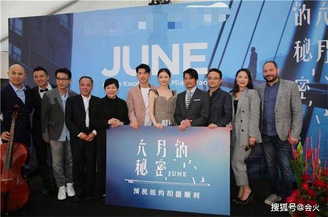 32岁苗苗挺孕肚游泳还劈叉,泳装清纯动人,婚后完全歇业生活滋润
