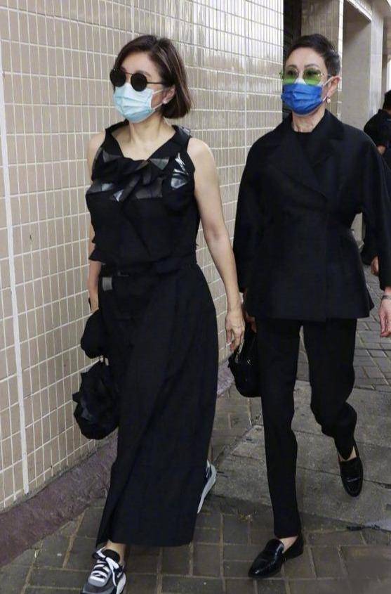 65岁林青霞一身黑裙现身赌王葬礼,她与赌王家族渊源从何超琼开始