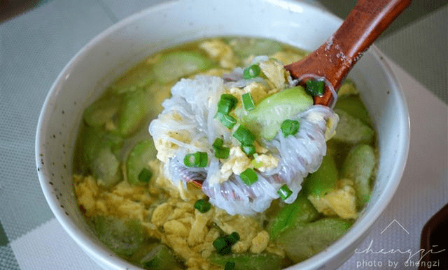 夏天来了多喝汤,这汤没有肉却很鲜,6元煮一大锅,全家都够喝