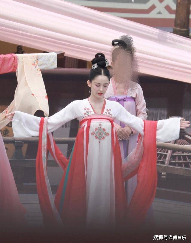 古力娜扎新剧曝路透照,身披唐装充满仙气,和热巴比还是输了?