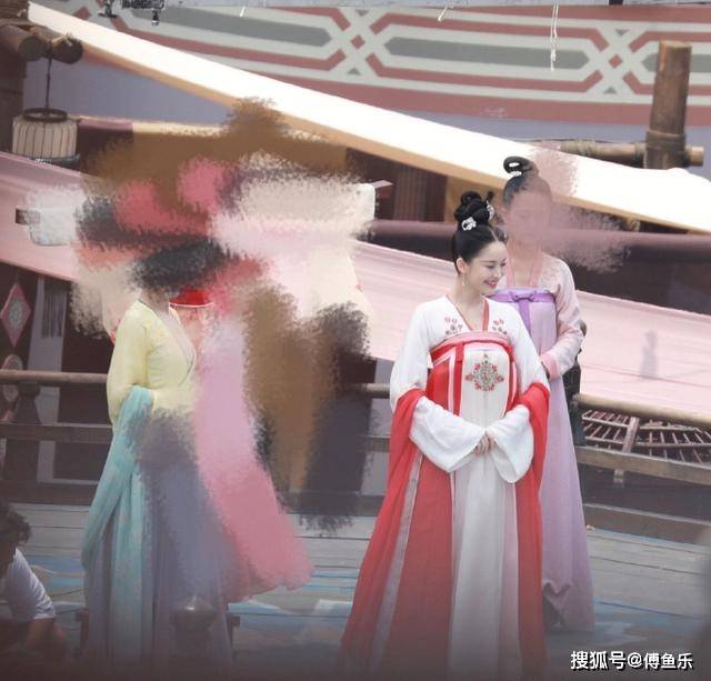 古力娜扎新剧曝路透照,身披唐装充满仙气,和热巴比还是输了?