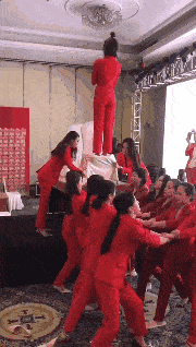 搞笑GIF:好漂亮的姑娘,想知道她是谁吗