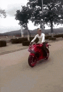 搞笑GIF:新交的女友,大家感觉如何呀?