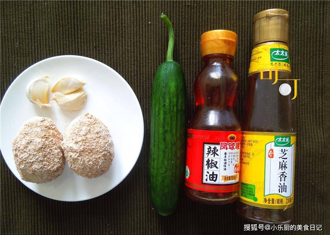 夏天少不了一碗凉拌菜,青瓜配皮蛋,好吃又营养,咋吃都不胖!