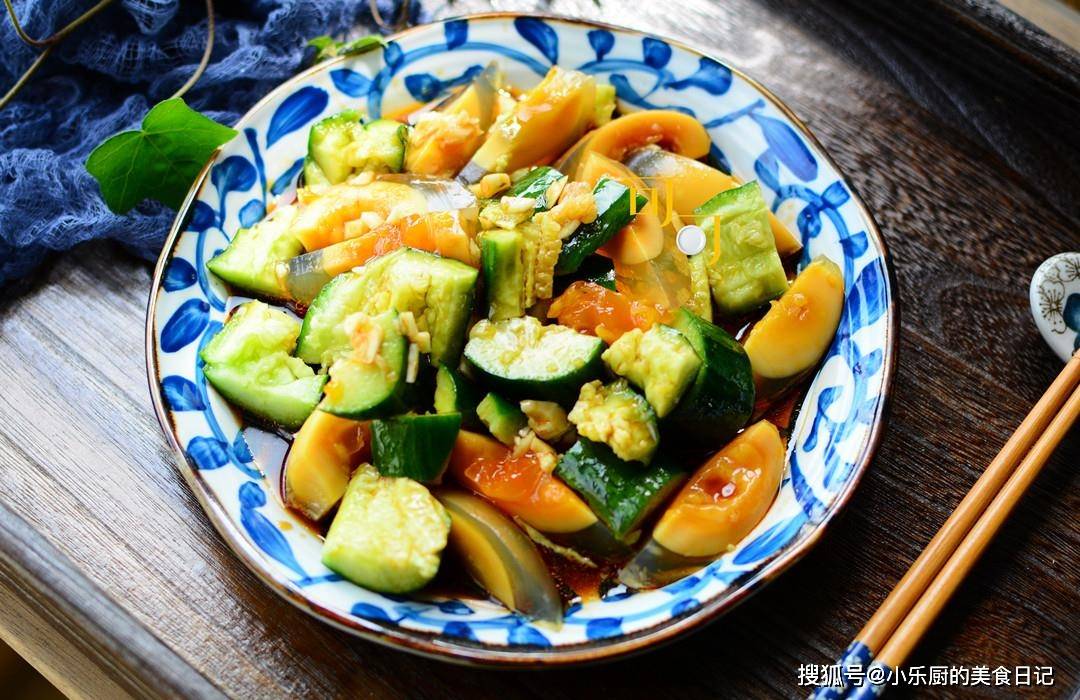夏天少不了一碗凉拌菜,青瓜配皮蛋,好吃又营养,咋吃都不胖!
