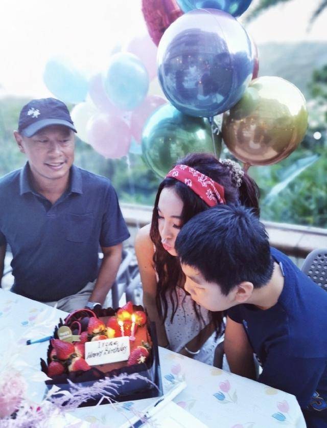 温碧霞54岁生日,丈夫养子左右献吻,何祖光皮肤黝黑毫无富豪气质