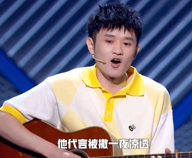肖战喝水嘟嘴卖萌,睁大眼睛一脸无辜,30岁扮可爱网友不接受