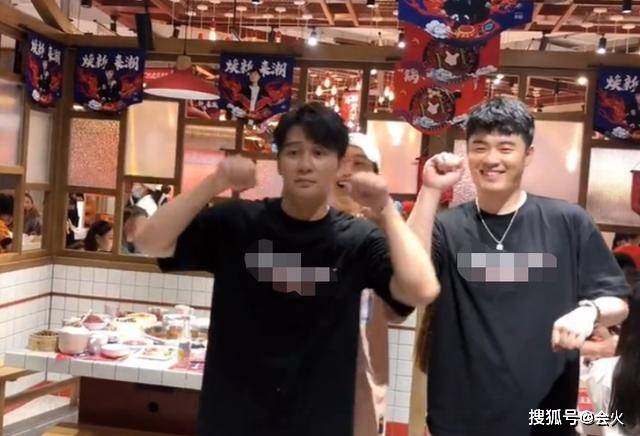 李晨和多名美女同框跳舞亲密互动,兴致高涨大秀肌肉,生活太丰富