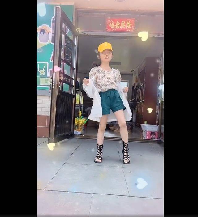 《乡村爱情13》谢腾凤跳《无价之姐》,小姑娘越长越好看了!