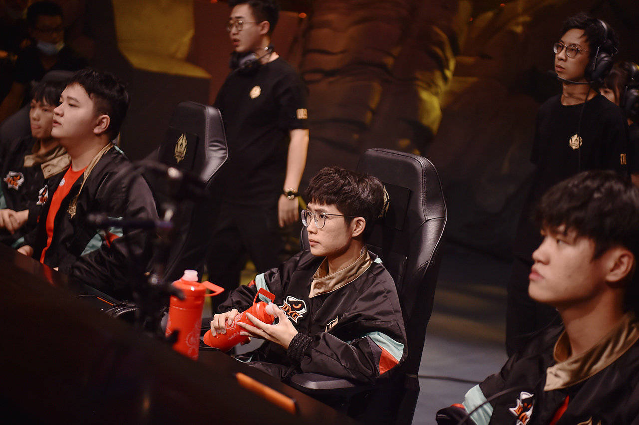 KPL:久诚哭了登上热搜,离大满贯就差一步,DYG惨成背景板