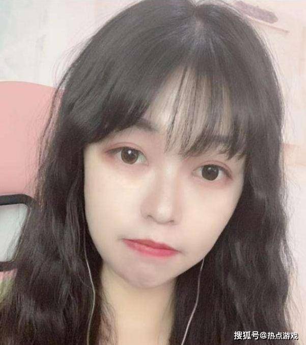 王者荣耀:草莓拿下国服达摩,队友想加她微信,一句话逗翻全场