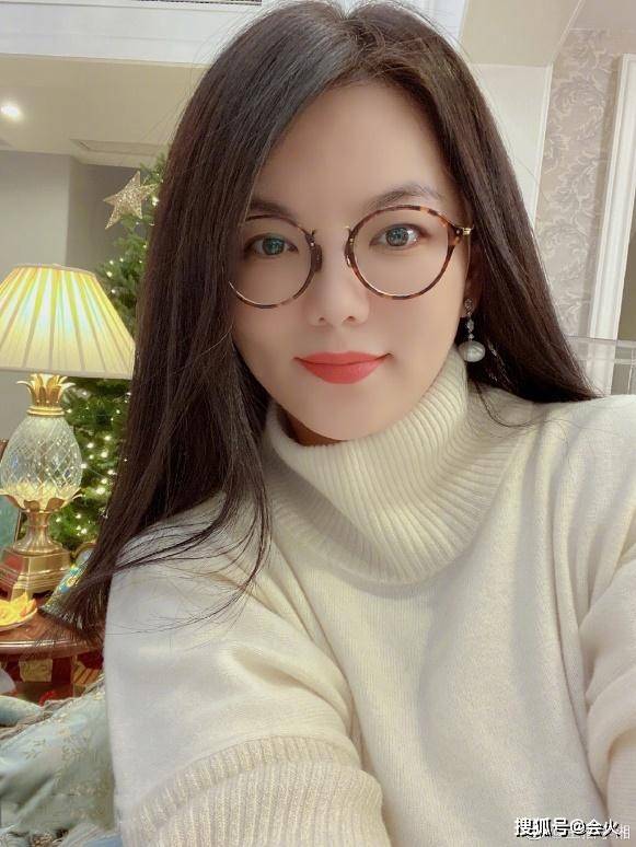 李湘被出轨后直播首秀,一手一个大钻戒,避而不谈心情糟糕的原因