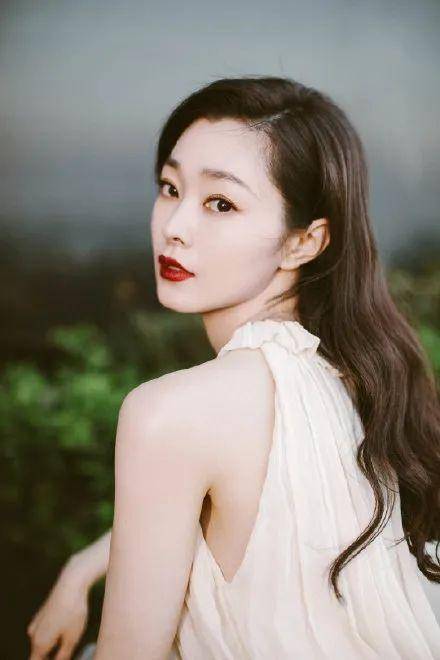 宋轶妩媚风情太性感迷人!难怪从配角于曼丽逆袭走红