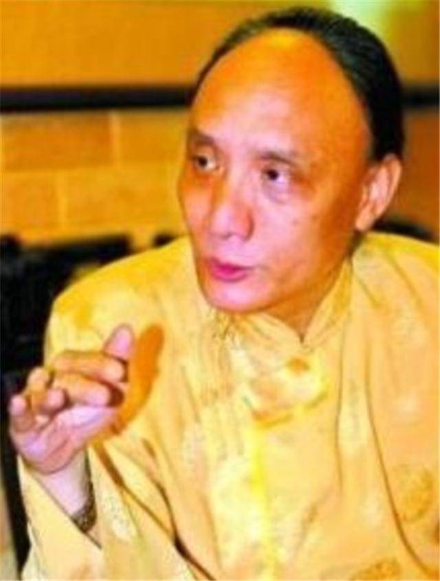 他自称是多尔衮十世孙,在火车站穿黄马褂大闹,扬言要住进故宫