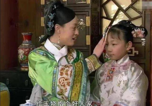 孙俪妹妹晒童年一寸照,满脸婴儿肥甜美可爱,颜值不输外甥女小花