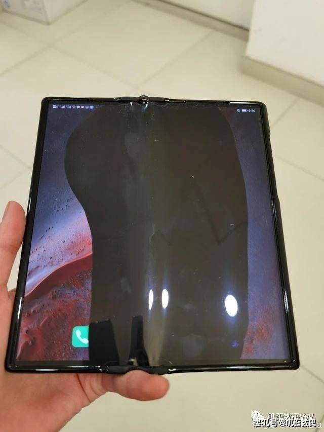 华为MateXs没过一个月屏幕就出问题,网友:关机重启就行了!