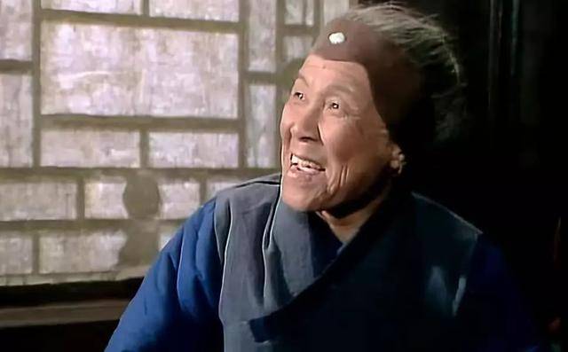 刘姥姥二进大观园,在蘅芜苑为何一句话也不说?