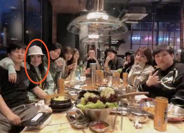 李小璐带女儿外出游玩,母女俩潮范儿十足,甜馨颜值越来越高