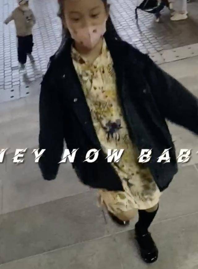 李小璐带女儿外出游玩,母女俩潮范儿十足,甜馨颜值越来越高