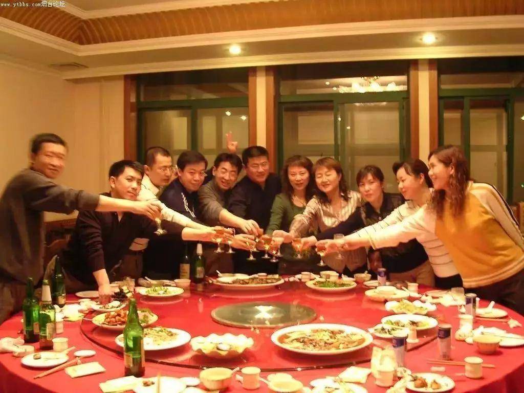 一顿饭吃掉1800,成为朋友圈笑柄:人到中年,请远离同学聚会