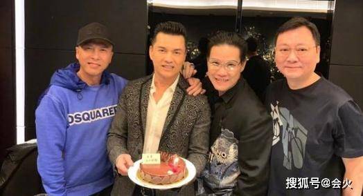 吕良伟甄子丹久违同框,俩人都不像六十多岁,自曝被当作亲家