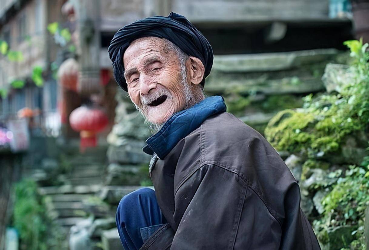 古人忠告:“人过中年,富不管两种人,穷不管两件事”,啥意思?