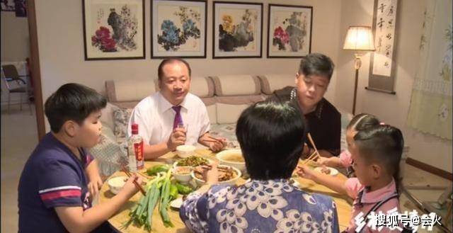 谢永强王小蒙亲密环抱引争议!毕畅久未同框富商老公,合照都删光