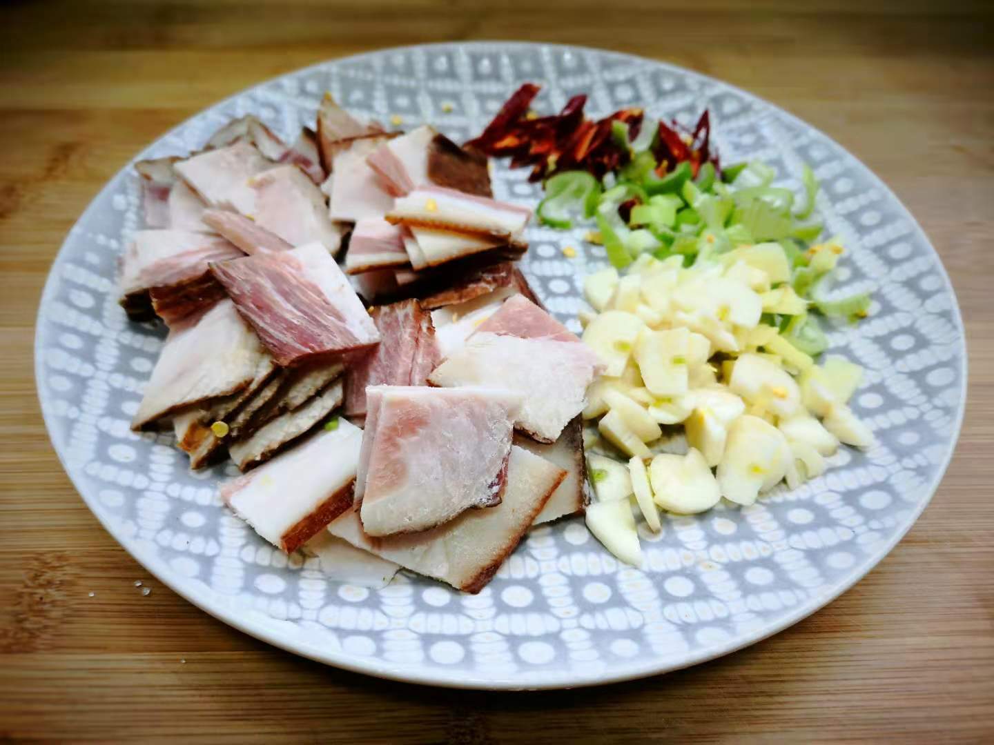 这菜北方很少见,南方人尤其爱,搭配腊肉一起炒,清甜细嫩又爽口