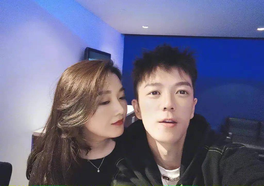 王栎鑫离婚!前妻粉丝上位夫妻靠秀恩爱圈粉,今官宣文案被骂虚伪