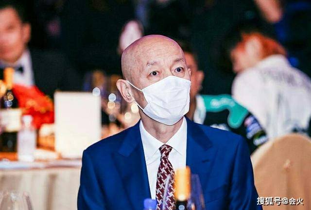63岁葛优罕露面,额头皱纹丛生老年斑明显,结婚33年至今无儿无女