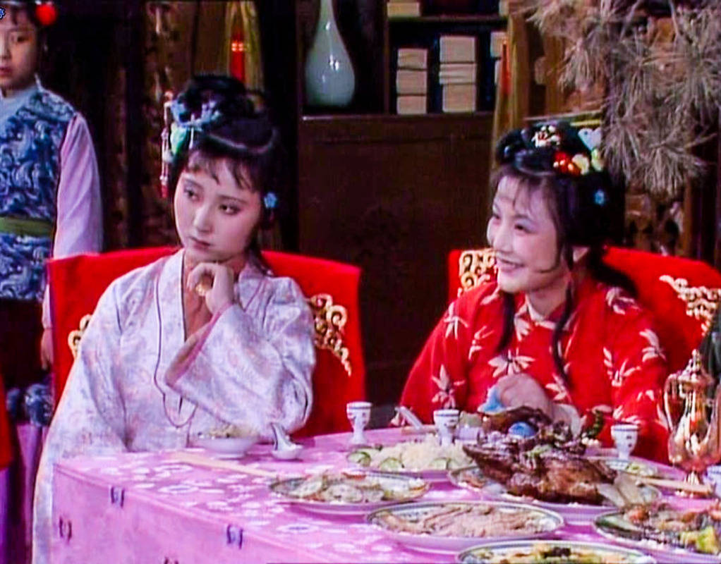 《红楼梦》:薛宝钗点戏引发纷争,贾宝玉先安慰的姑娘为何是史湘云?