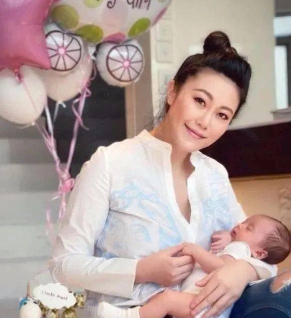 地产大亨掌上明珠,34岁香港名媛罗力力:含金汤匙而来,抱5个月女儿而去